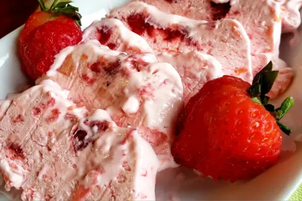 Frozen Strawberry Dessert Salad