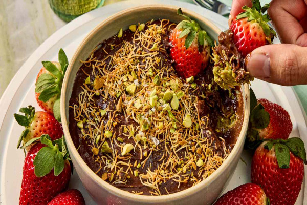 Dubai Chocolate Strawberry Dip